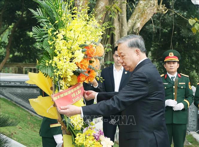 Tổng Bí thư Tô Lâm dâng hoa, dâng hương tưởng niệm tại khu mộ Đại danh y Hải Thượng Lãn Ông Lê Hữu Trác, danh nhân văn hoá thế giới tại huyện Hương Sơn, tỉnh Hà Tĩnh. Ảnh: TTXVN 