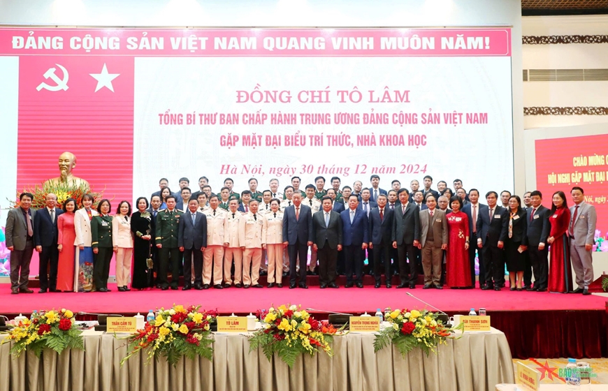 Tổng Bí thư Tô Lâm chụp ảnh cùng các đại biểu là trí thức, nhà khoa học tại Hội nghị.