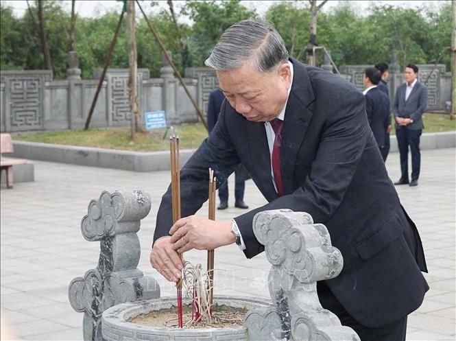 Tổng Bí thư Tô Lâm dâng hương tưởng niệm Tổng Bí thư Hà Huy Tập. Ảnh: TTXVN 
