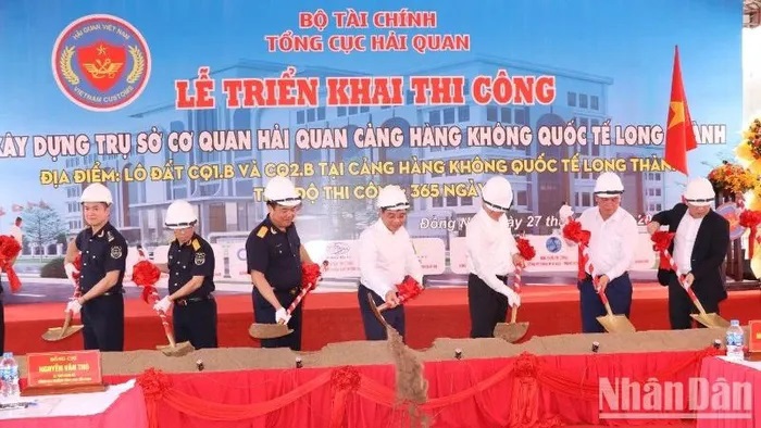 Bộ trưởng Nguyễn Văn Thắng và các đại biểu thực hiện nghi thức khởi công dự án Trụ sở cơ quan Hải quan sân bay Long Thành. Ảnh: Báo Nhân dân.