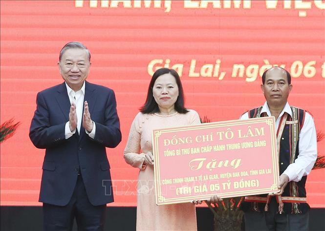 Tổng Bí thư Tô Lâm tặng công trình trạm y tế, trị giá 5 tỷ đồng cho xã Glar, huyện Đak Đoa - Ảnh: TTXVN