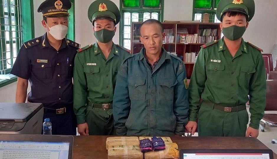 Lực lượng Hải quan - Bi&ecirc;n ph&ograve;ng bắt giữ đối tượng Hờ B&aacute; Hử v&agrave; ma t&uacute;y tang vật, ng&agrave;y 8/4/2024.