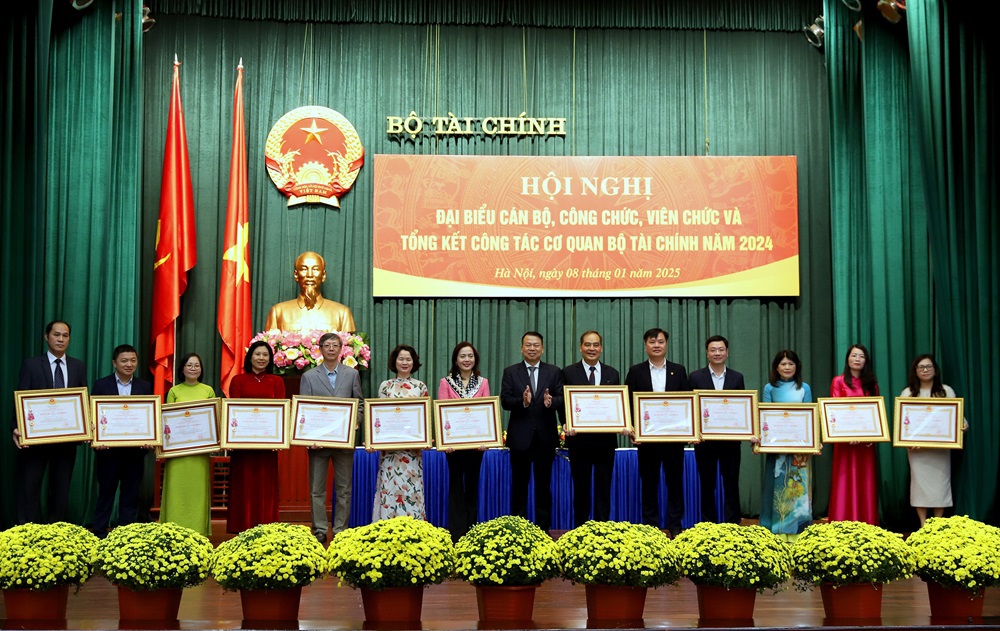 Thừa ủy quyền của Chủ tịch nước, Thứ trưởng Bộ Tài chính Nguyễn Đức Chi trao tặng Huân chương Lao động các hạng cho 13 cá nhân. 