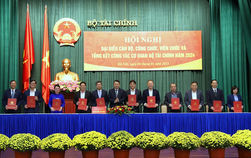 Đại diện lãnh đạo các vụ, cục, tổng cục ký giao ước thi đua năm 2025. 