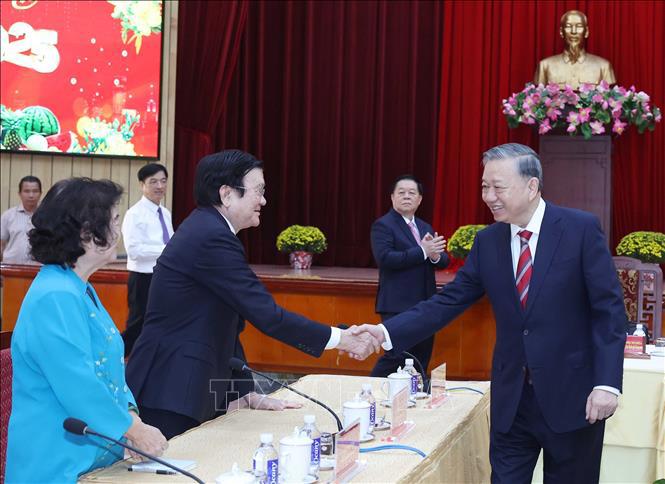 Tổng Bí thư Tô Lâm trò chuyện, hỏi thăm nguyên lãnh đạo Đảng, Nhà nước, cán bộ lão thành tiêu biểu và đại biểu trí thức, nhà khoa học, văn nghệ sĩ dự buổi gặp mặt. Ảnh: TTXVN