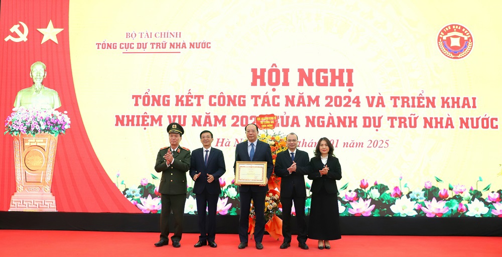 Đại diện Bộ C&ocirc;ng an trao tặng Bằng khen của Bộ trưởng Bộ C&ocirc;ng an cho Tổng cục DTNN v&igrave; c&oacute;&nbsp;th&agrave;nh t&iacute;ch xuất sắc trong phong tr&agrave;o to&agrave;n d&acirc;n bảo vệ an ninh Tổ quốc năm 2023.