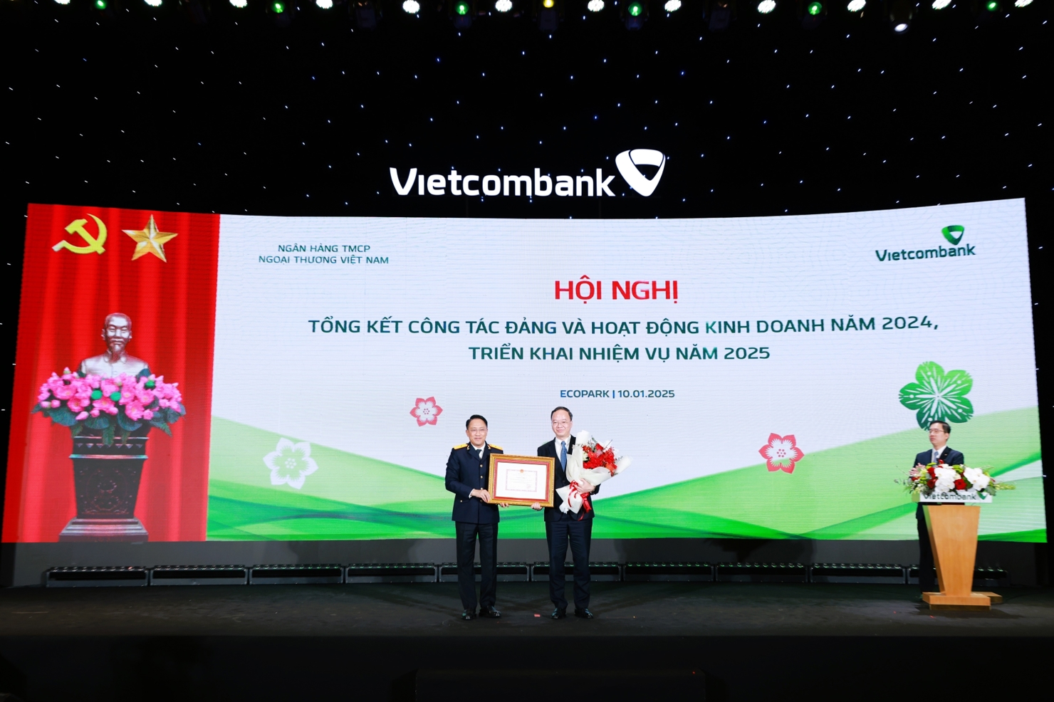 Đại diện Vietcombank, đ/c Lê Quang Vinh - Ủy viên Ban Thường vụ Đảng ủy, Phó Tổng Giám đốc phụ trách Ban Điều hành nhận Bằng khen của Tổng Cục Thuế.