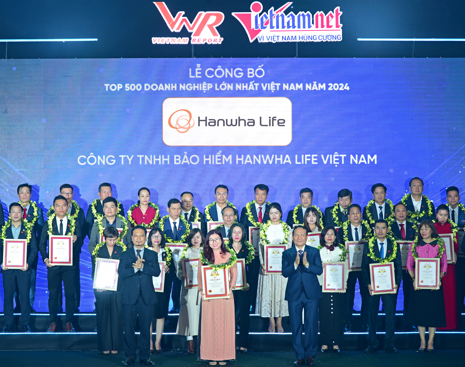 Bà Trương Thị Vân Anh - Giám đốc Marketing Hanwha Life Việt Nam nhận chứng nhận “Top 500 doanh nghiệp lớn nhất Việt Nam 2024”.