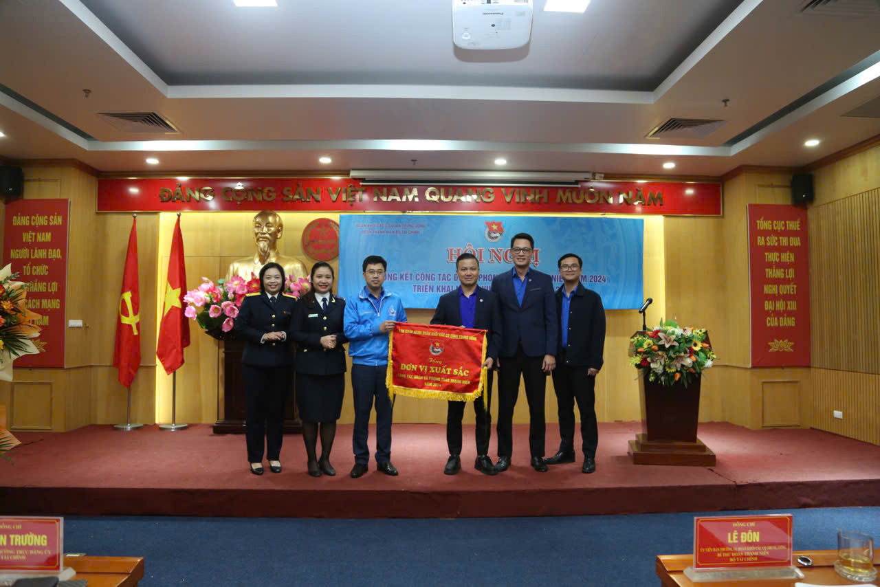 Đại diện Đoàn Khối các cơ quan Trung ương tặng cờ thi đua cho các tập thể đạt danh hiệu.