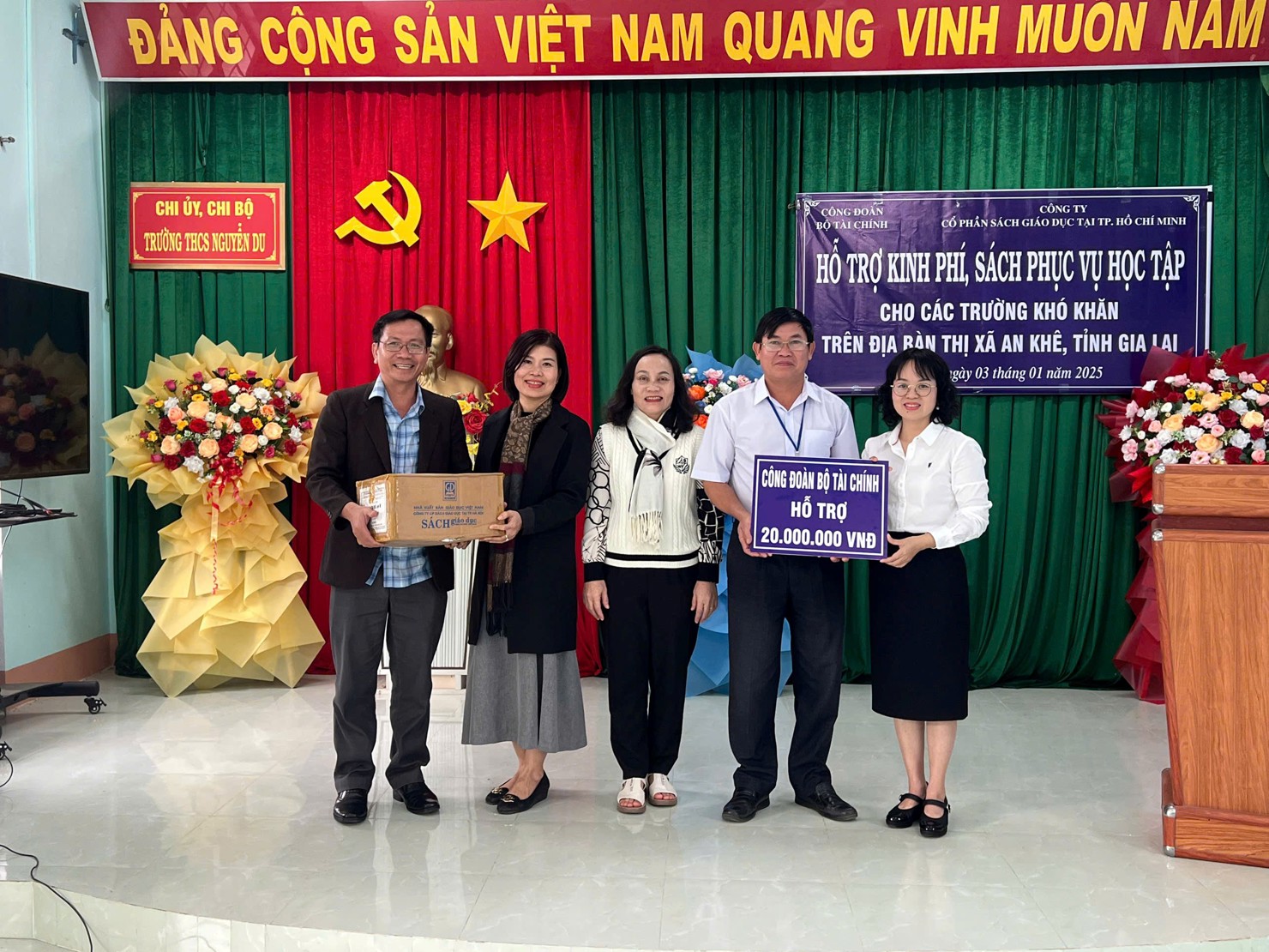 Phó Chủ tịch Công đoàn Bộ Tài chính Lê Thị Hạnh trao kinh phí, sách phục vụ học tập cho các trường khó khăn trên địa bàn Thị xã An Khê, tỉnh Gia Lai (ngày 03/01/2025).