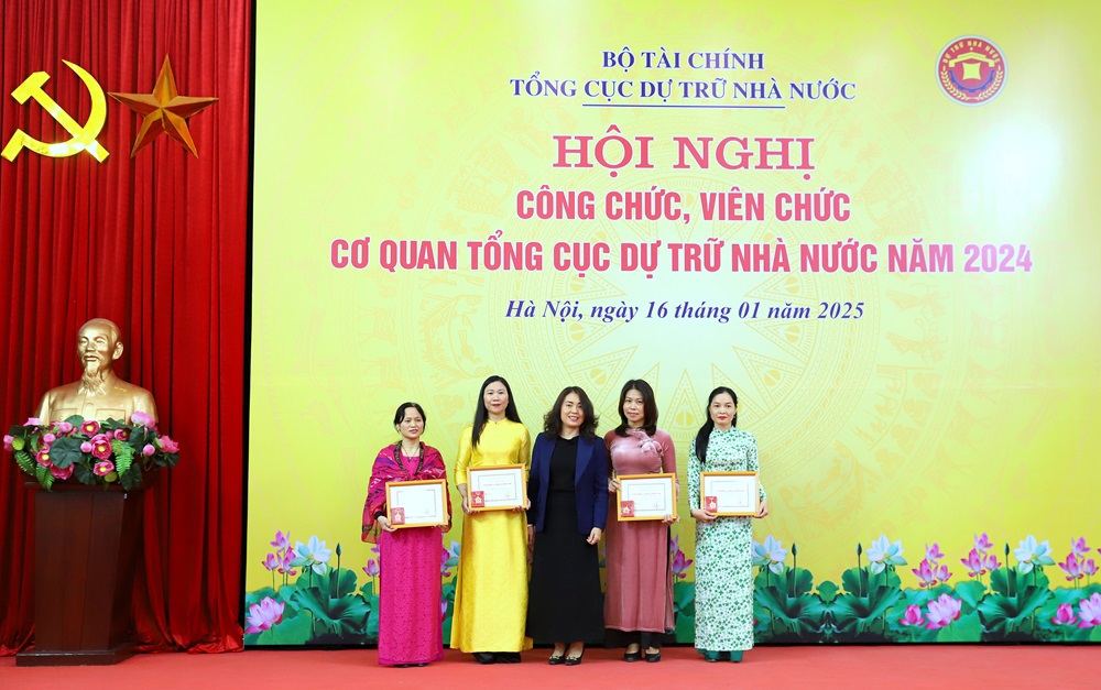 Phó Tổng cục trưởng Nguyễn Thị Phố Giang trao tặng Kỷ niệm chương “Vì sự nghiệp Tài chính Việt Nam” cho 04 cá nhân.