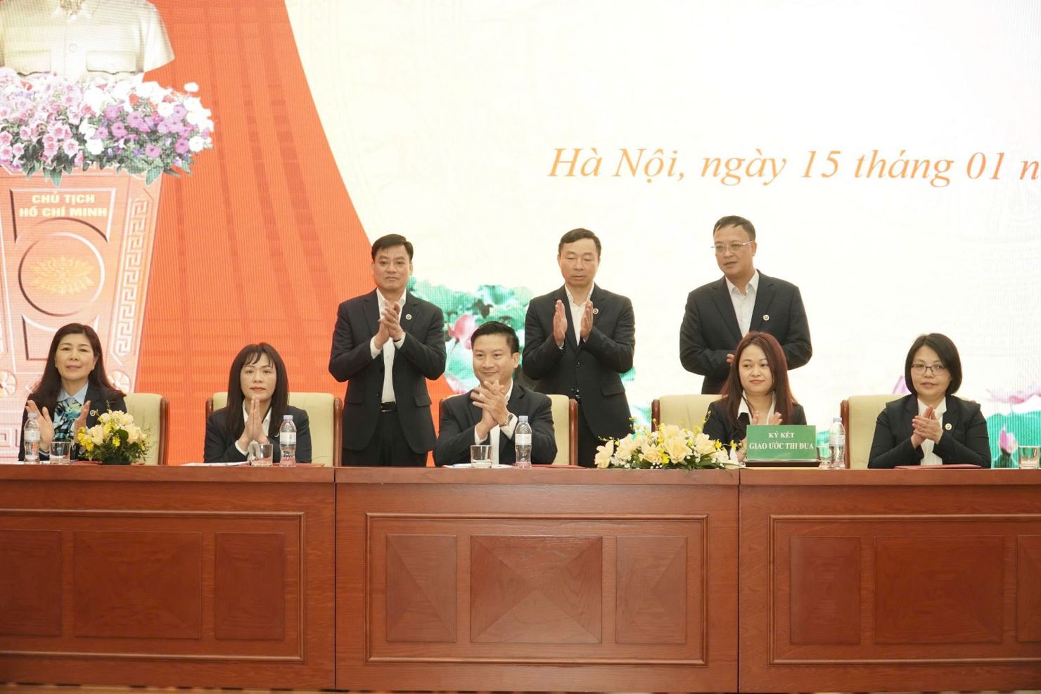 Đại diện các đơn vị ký giao ước thi đua năm 2025.