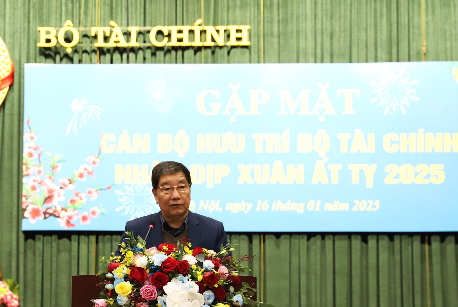 Ông Trần Văn Tá - nguyên Thứ trưởng Bộ Tài chính, Trưởng Ban Liên lạc hưu trí, chúc mừng những kết quả đạt được của ngành Tài chính.