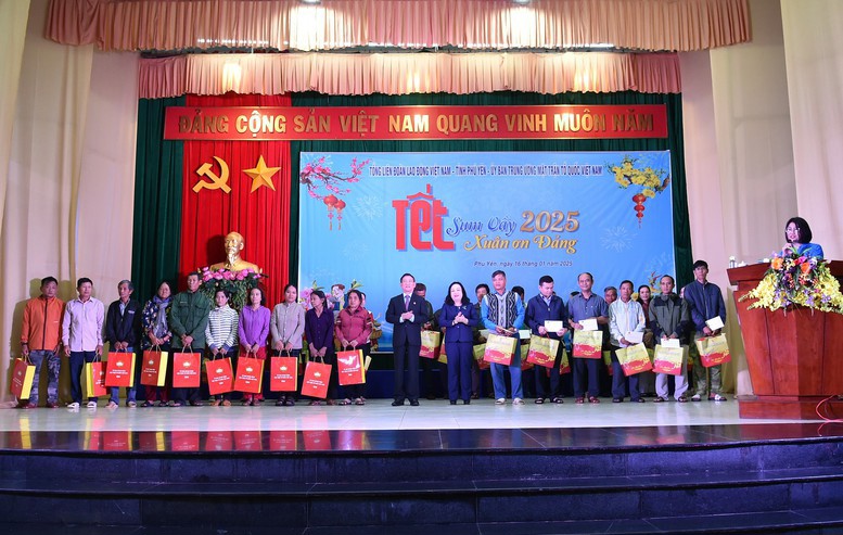 Phó Thủ tướng Hồ Đức Phớc cùng Lãnh đạo tỉnh Phú Yên tặng quà Tết cho bà con. Ảnh: VGP/Trần Mạnh