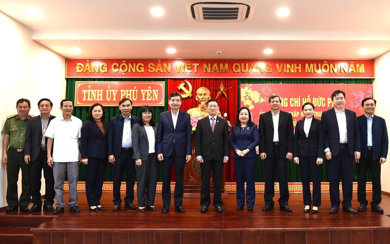 Phó Thủ tướng Hồ Đức Phớc cùng các đồng chí Lãnh đạo tỉnh Phú Yên. Ảnh: VGP/Trần Mạnh