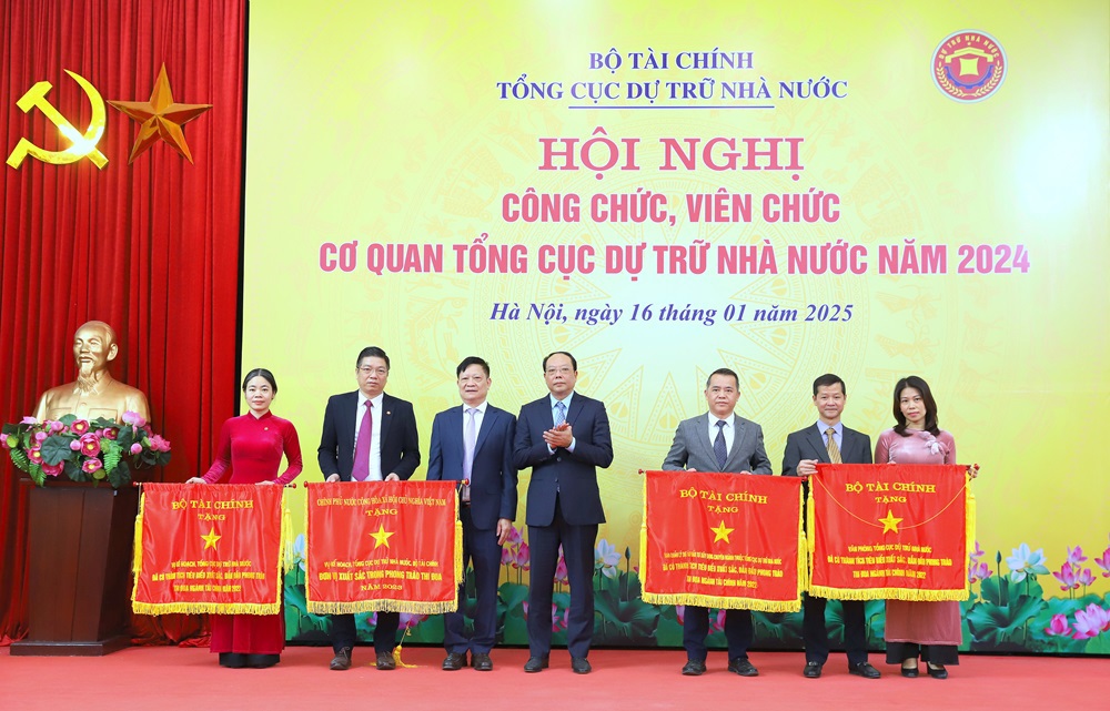 Tổng cục trưởng Vũ Xuân Bách trao danh hiệu “Cờ thi đua của Chính phủ” và danh hiệu “Cờ thi đua của Bộ Tài chính” cho các tập thể. 