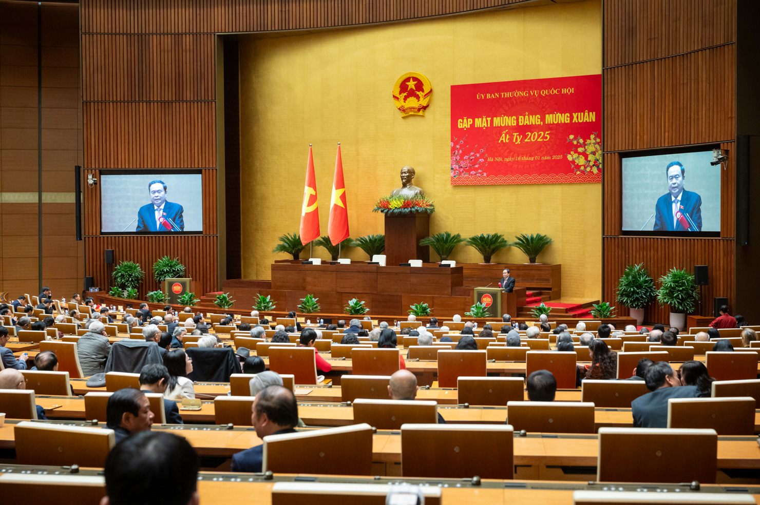Chủ tịch Quốc hội Trần Thanh Mẫn chủ trì cuộc gặp mặt nguyên lãnh đạo Quốc hội, nguyên Ủy viên Ủy ban Thường vụ Quốc hội, đại biểu Quốc hội chuyên trách ở Trung ương và cán bộ, công chức, viên chức, người lao động các vụ, đơn vị của Văn phòng Quốc hội đã nghỉ hưu ở khu vực phía Bắc.