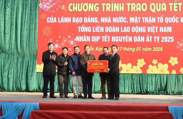 Phó Thủ tướng Hồ Đức Phớc cùng Bí thư Tỉnh ủy Bắc Kạn Hoàng Duy Chinh chúc Tết huyện Ngân Sơn, Bắc Kạn.Ảnh VGP/Trần Mạnh