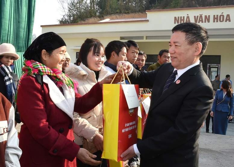 Phó Thủ tướng bày tỏ, những món quà tuy không lớn về giá trị nhưng là tình cảm chân thành nhằm chia sẻ với những hoàn cảnh khó khăn có một cái Tết ấm áp hơn. Ảnh VGP/Trần Mạnh