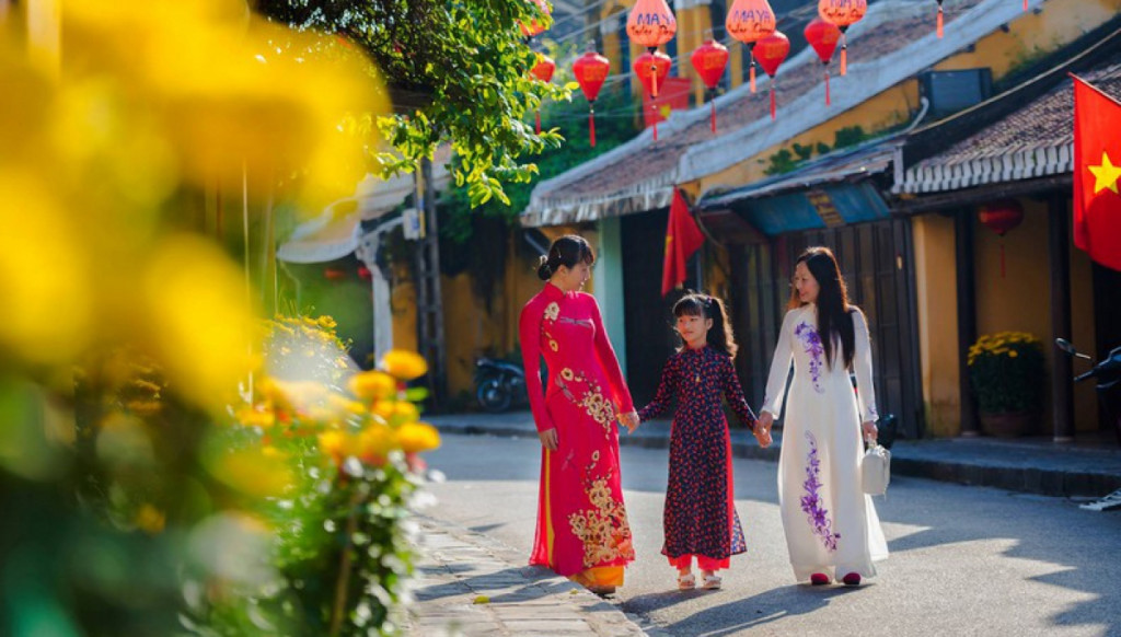 Quần áo màu sắc rực rỡ. Ảnh: VOV. 