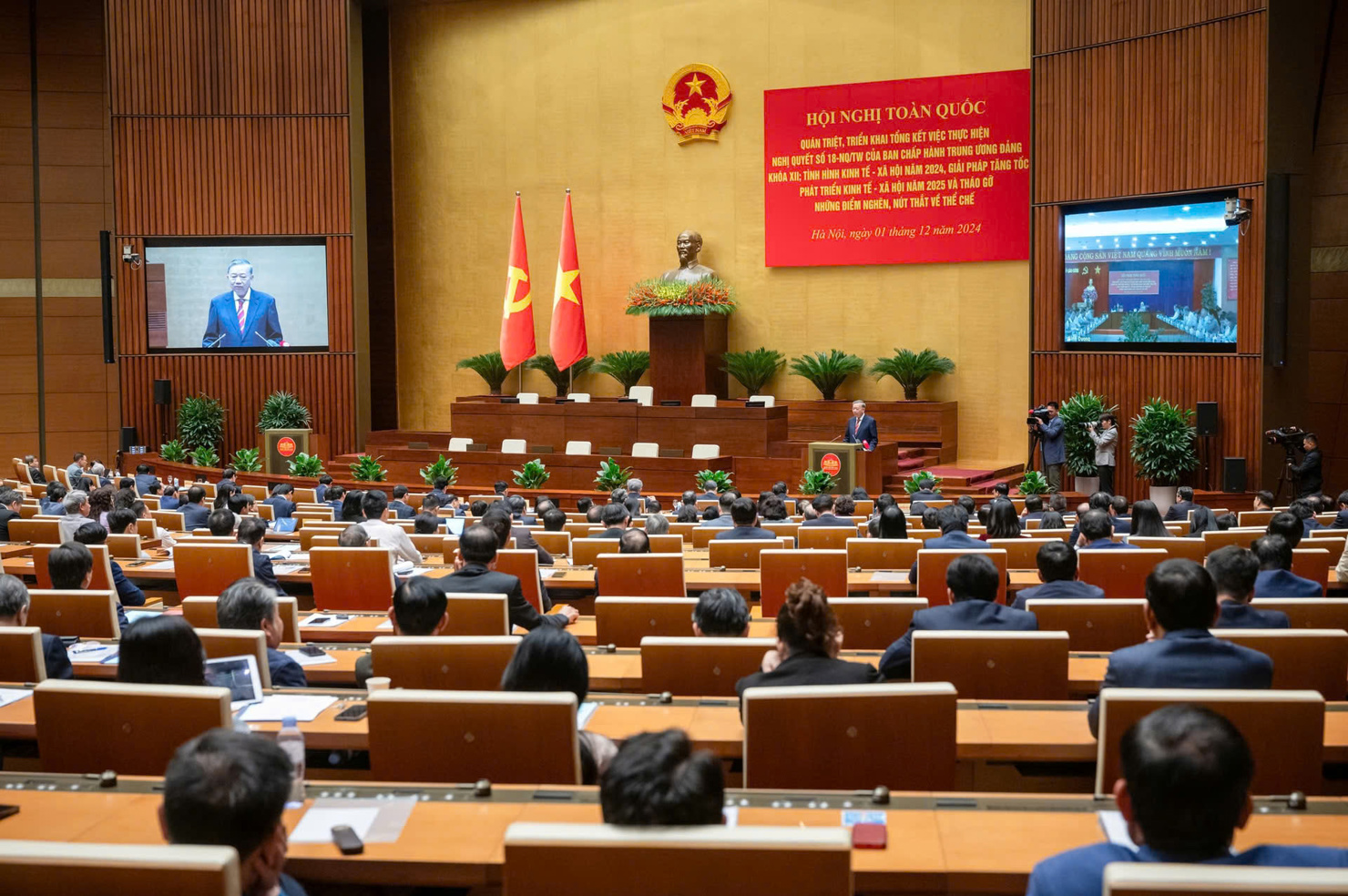 Hội nghị toàn quốc quán triệt, triển khai tổng kết việc thực hiện Nghị quyết số 18-NQ/TW của Ban Chấp hành Trung ương Đảng khóa XII; tình hình kinh tế - xã hội năm 2024, giải pháp tăng tốc phát triển kinh tế - xã hội năm 2025 và tháo gỡ những điểm nghẽn, nút thắt về thể chế (ngày 01/12/2024)