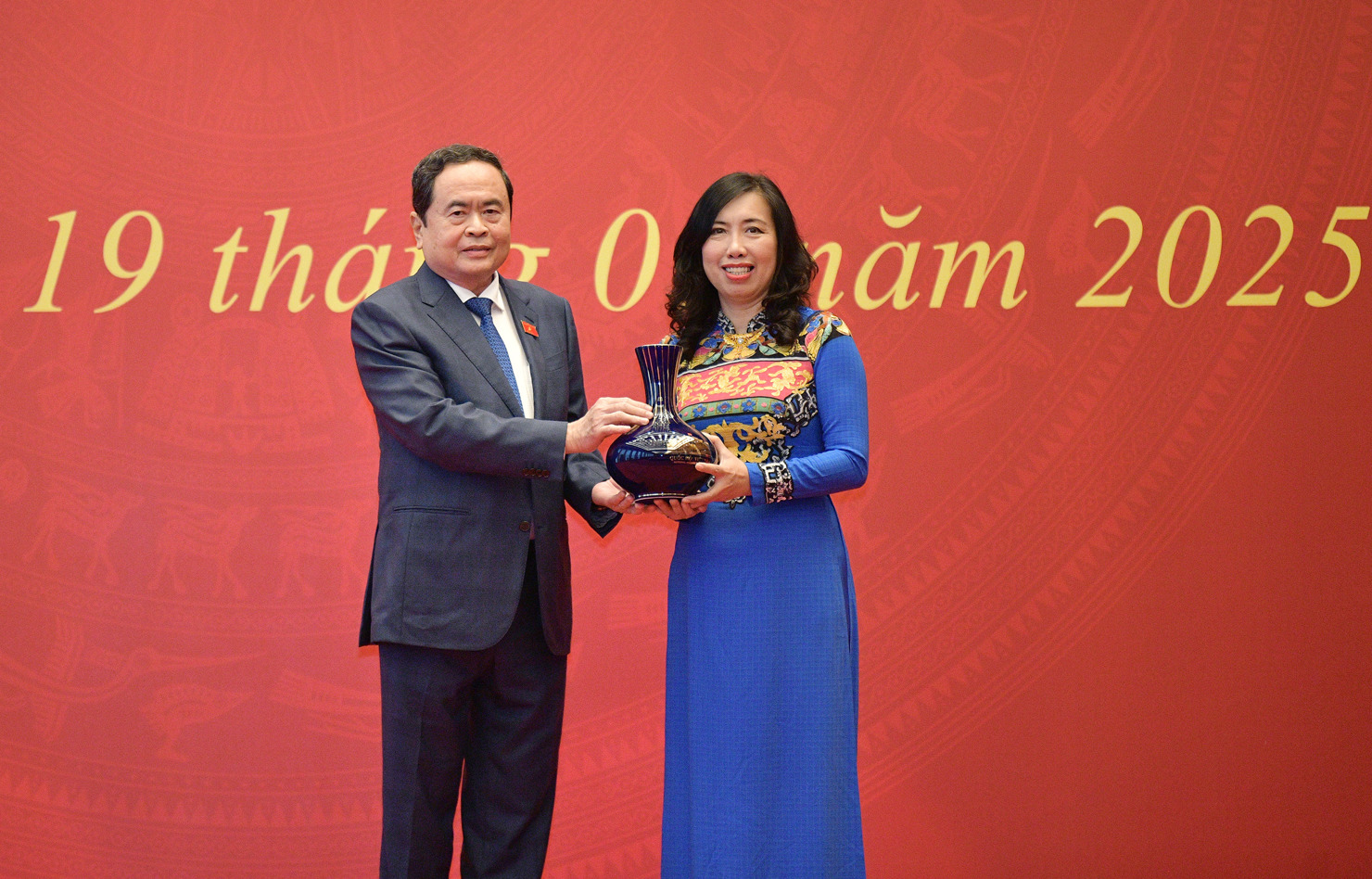 Chủ tịch Quốc hội Trần Thanh Mẫn tặng quà lưu niệm Ủy ban Nhà nước về người Việt Nam ở nước ngoài.