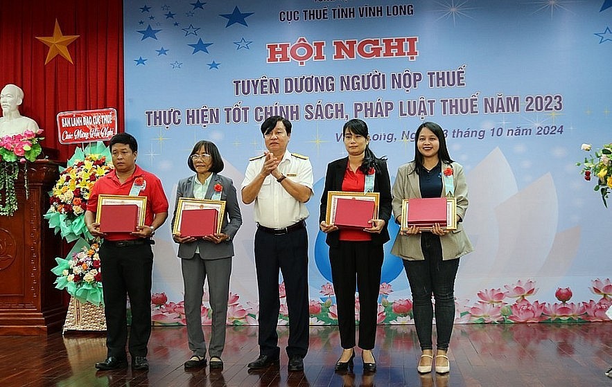L&atilde;nh đạo Cục Thuế tỉnh Vĩnh Long trao tặng Giấy khen của Cục Thuế tỉnh Vĩnh Long cho c&aacute;c doanh nghiệp, hộ c&aacute; nh&acirc;n thực hiện tốt ch&iacute;nh s&aacute;ch, ph&aacute;p luật thuế.