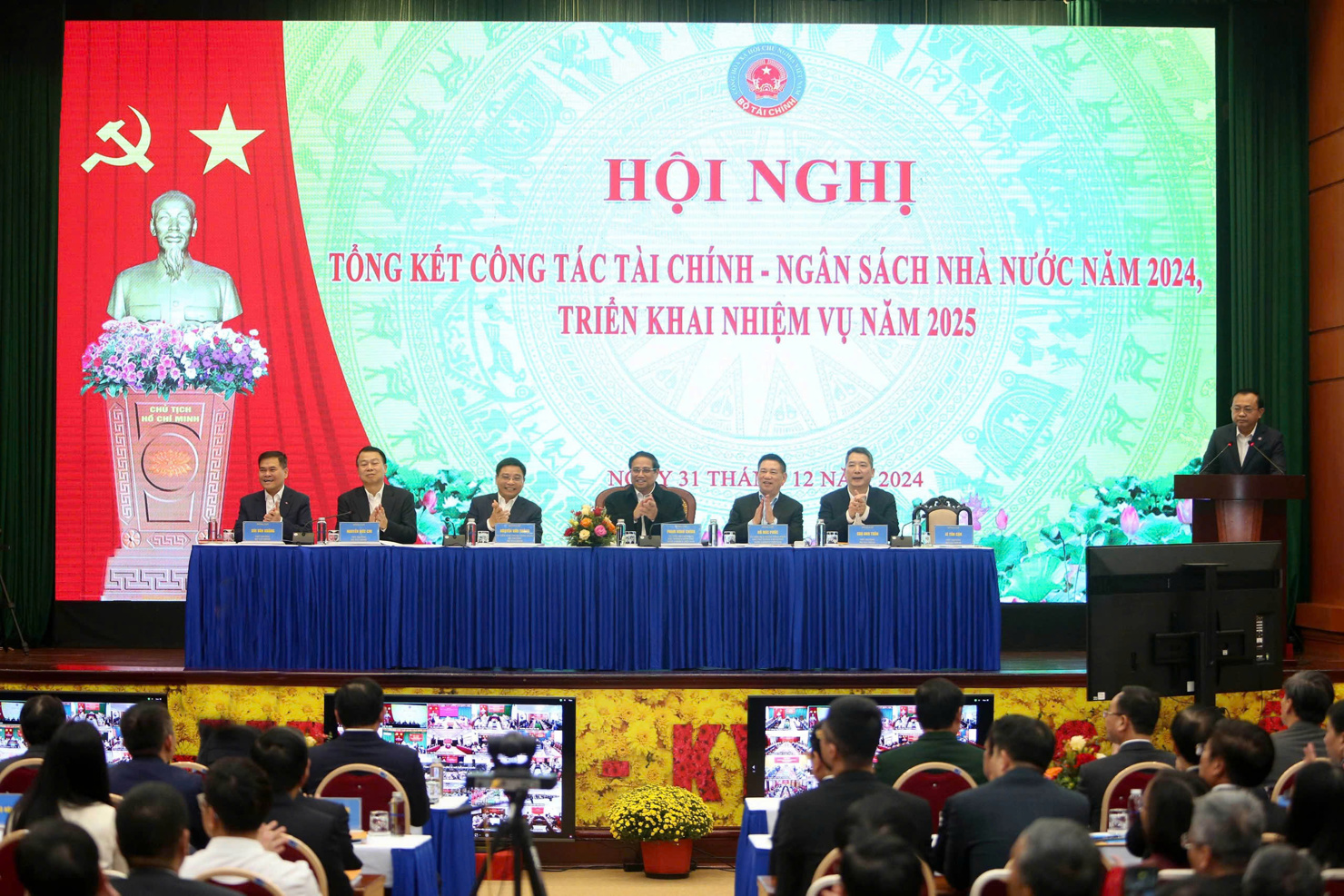 Thủ tướng Chính phủ Phạm Minh Chính, Phó Thủ tướng Chính phủ Hồ Đức Phớc, Bộ trưởng Bộ Tài chính Nguyễn Văn Thắng và các đồng chí lãnh đạo Bộ tại Hội nghị tổng kết công tác tài chính - ngân sách nhà nước năm 2024 và triển khai nhiệm vụ năm 2025 (ngày 31/12/2024).