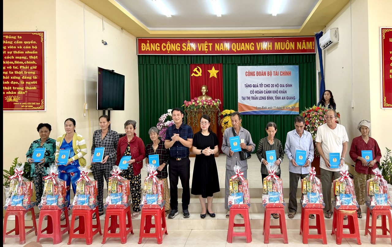 Chủ tịch Công đoàn Bộ Tài chính Ngô Thị Nhung trao tặng quà cho 20 hộ gia đình có hoàn cảnh khó khăn tại Thị trấn Long Bình, tỉnh An Giang.