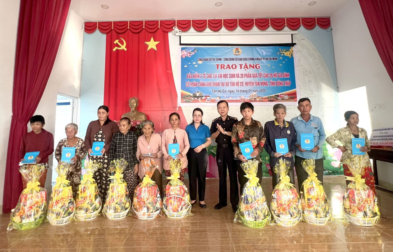 Đoàn Công tác Công đoàn Bộ Tài chính thăm hỏi và tặng quà cho 20 hộ gia đình có hoàn cảnh khó khăn tại xã Tân Hộ Cơ, huyện Tân Hồng, tỉnh Đồng Tháp.