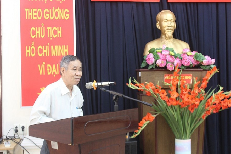 Ông Nguyễn Sỹ Khoan - đại diện Ban liên lạc cán bộ hưu trí khu vực phía Nam, phát biểu tại buổi gặp mặt. Ảnh: Gia Cư.