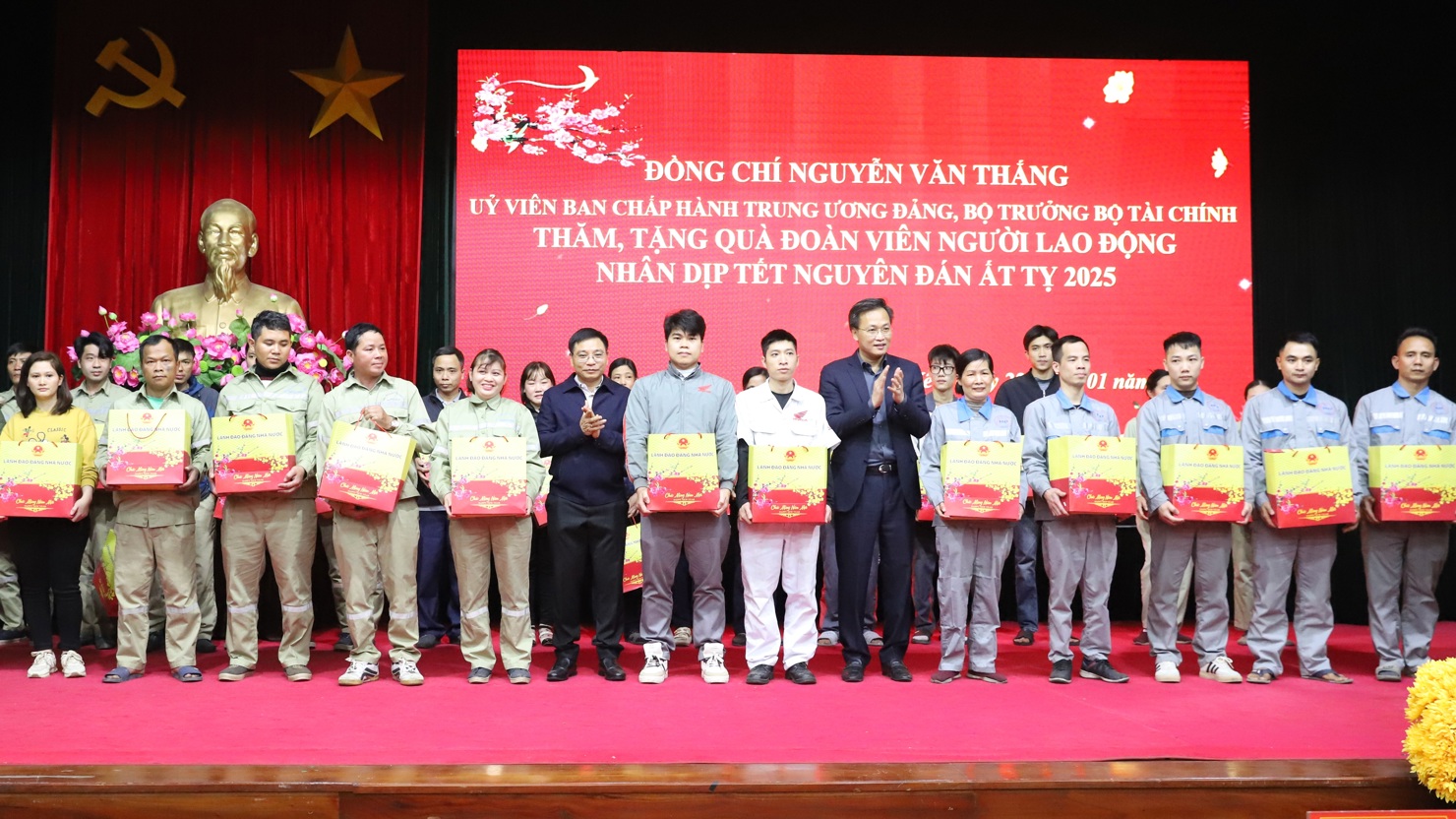 Bộ trưởng Bộ T&agrave;i ch&iacute;nh Nguyễn Văn Thắng v&agrave; B&iacute; thư Tỉnh ủy Nguyễn Hữu Nghĩa trao tặng 200 suất qu&agrave; cho đo&agrave;n vi&ecirc;n, người lao động. &nbsp;
