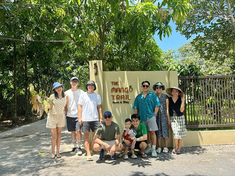 Du khách thích thú chụp ảnh dưới tán xoài tại The Mango Trail (xã Mỹ Xương, huyện Cao Lãnh). Ảnh:BĐT