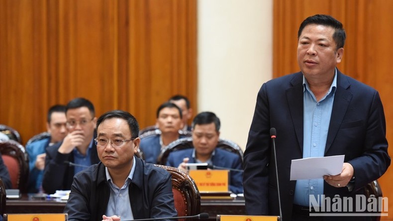 Bộ trưởng Giao thông Vận tải Trần Hồng Minh báo cáo tại cuộc họp. 