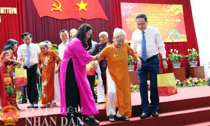 Chủ tịch Quốc hội Trần Thanh Mẫn tặng quà Tết gia đình chính sách, người có công với cách mạng; hộ gia đình nghèo trên địa bàn TP. Cần Thơ. Ảnh: Nguyễn Hành