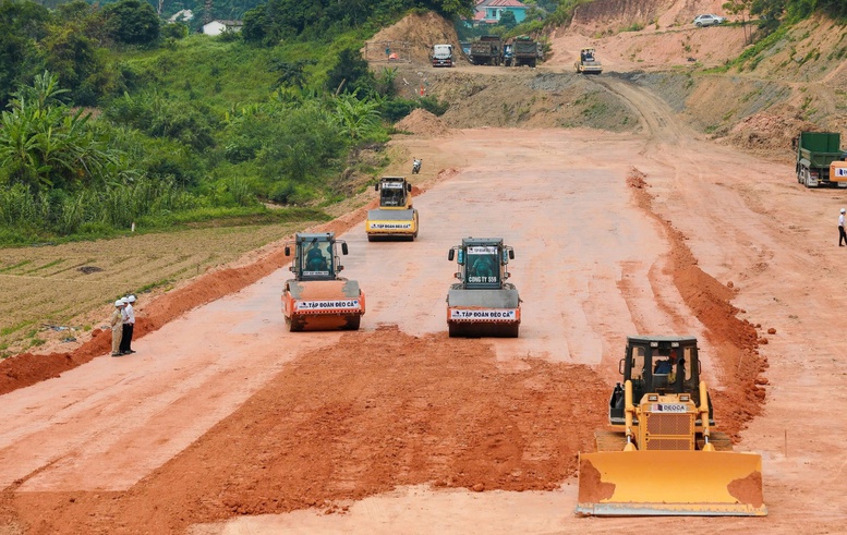 Trên công trường, các nhà thầu đang huy động 426 máy móc thiết bị, 886 nhân sự, triển khai đồng loạt 39 mũi thi công trên toàn dự án.