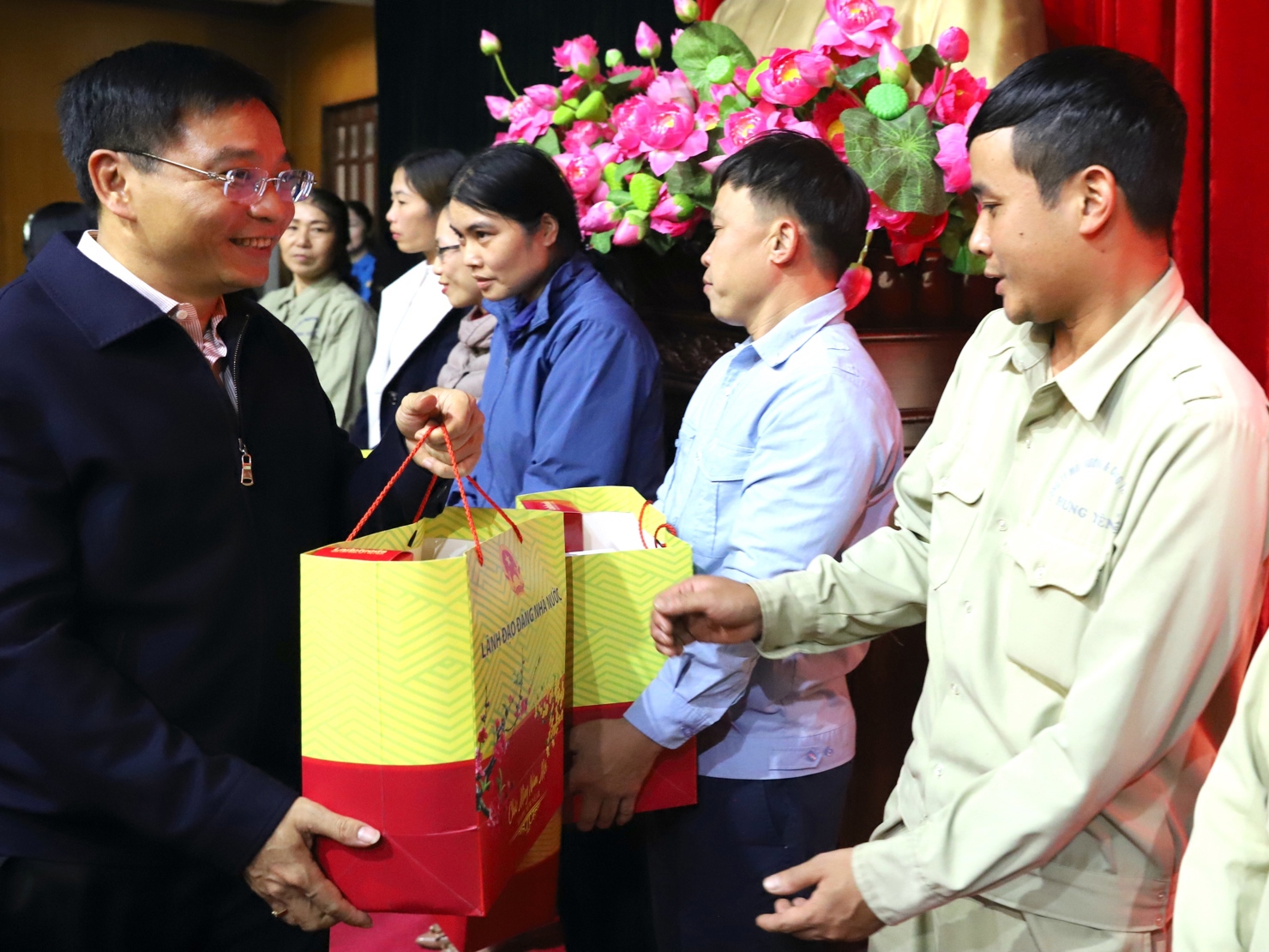 Bộ trưởng Bộ Tài chính Nguyễn Văn Thắng trao quà cho người lao động TP. Hưng Yên.