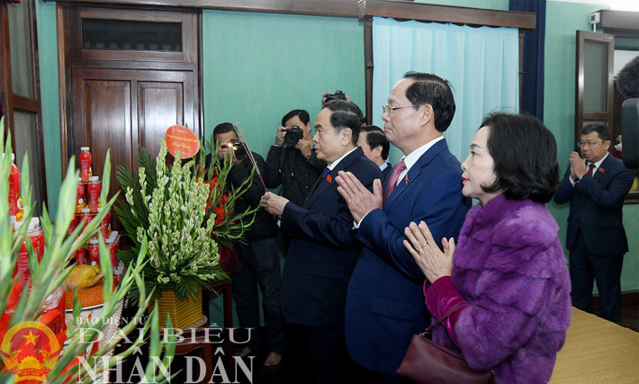Chủ tịch Quốc hội Trần Thanh Mẫn thắp hương tưởng nhớ Chủ tịch Hồ Chí Minh tại Nhà 67. Ảnh: Lâm Hiển