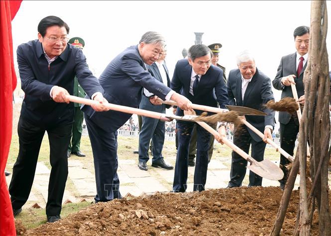 Tổng Bí thư và đoàn công tác Trung ương trồng cây tại "Tết trồng cây đời đời nhớ ơn Bác Hồ” Xuân Ất Tỵ 2025 - Ảnh: TTXVN