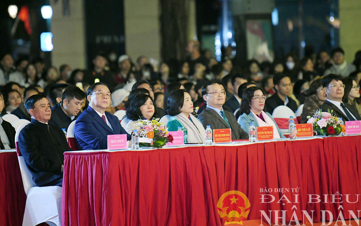 Các đại biểu dự Chương trình nghệ thuật đặc biệt "95 năm - Ánh sáng soi đường". Ảnh: Lâm Hiển