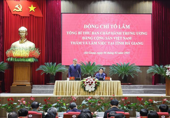 Tổng Bí thư đề nghị Đảng bộ, chính quyền tỉnh Hà Giang tổ chức thực hiện thật tốt các chủ trương của Đảng, quán triệt sâu sắc, thấm nhuần tư tưởng trung tâm “Kỷ nguyên mới, kỷ nguyên vươn mình của Dân tộc”. Ảnh: TTXVN 