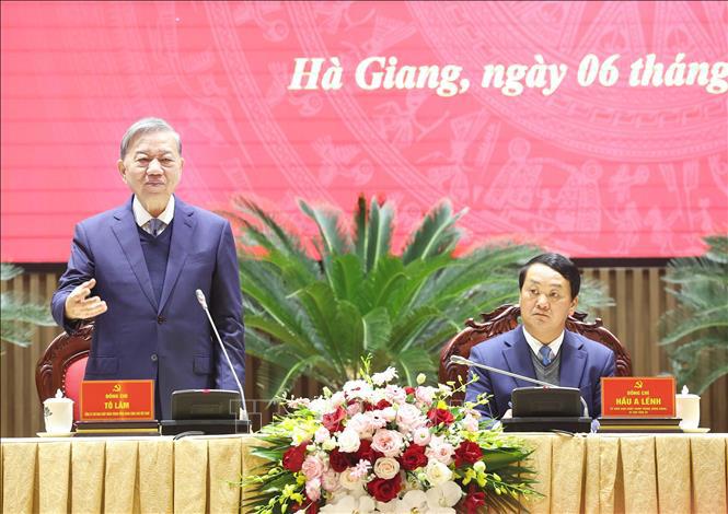 Tổng Bí thư căn dặn tỉnh cần chú ý nâng cao đời sống cho nhân dân, không để chênh lệch giàu nghèo trong các đồng bào dân tộc; phải có kế hoạch, giải pháp cụ thể thực hiện công tác xóa đói giảm nghèo bền vững. Ảnh: TTXVN 