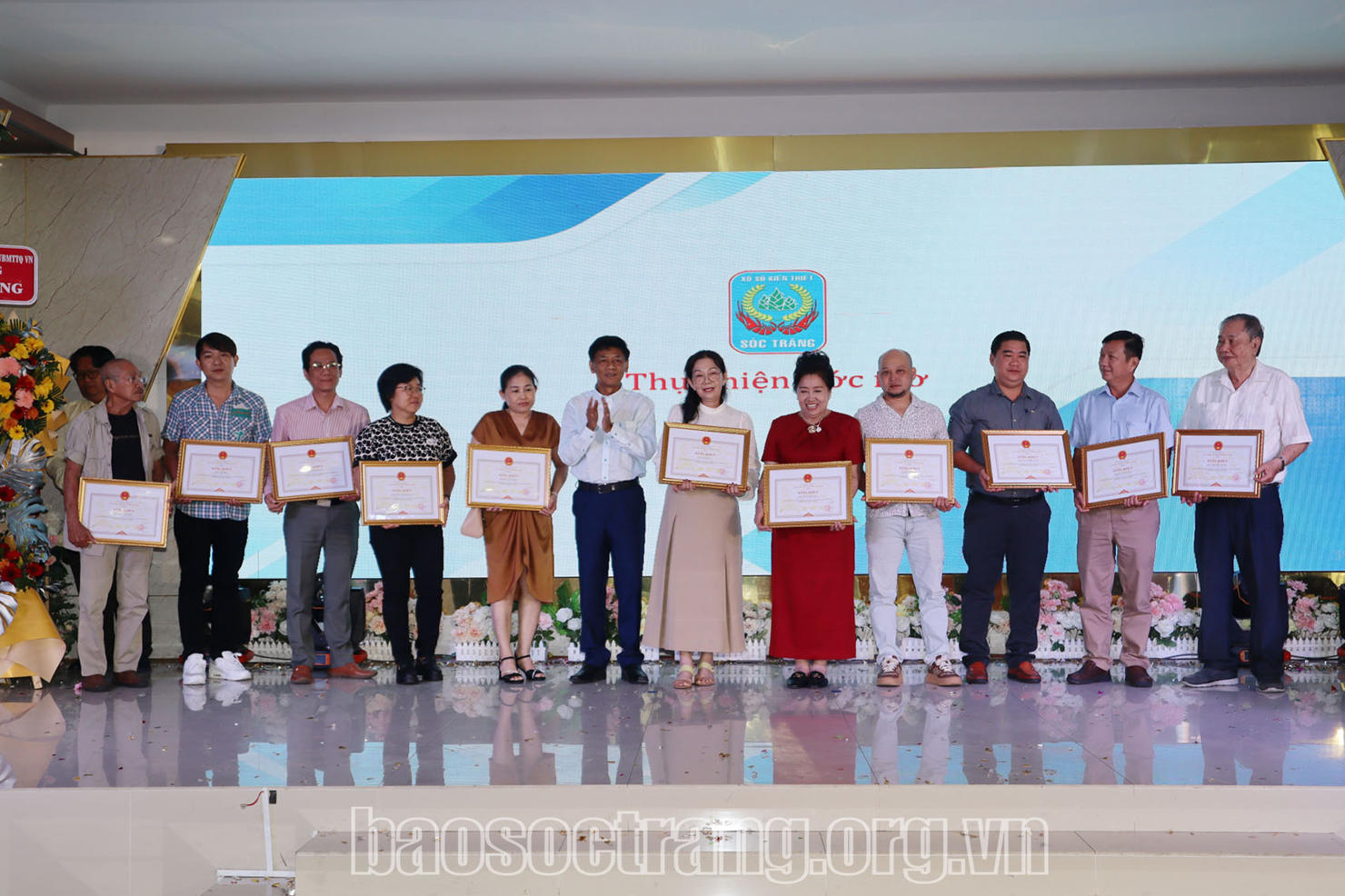 B&iacute; thư Tỉnh Ủy S&oacute;c Trăng L&acirc;m Văn Mẫn tặng bằng khen cho c&aacute;c c&aacute; nh&acirc;n. Ảnh: QUANG B&Igrave;NH