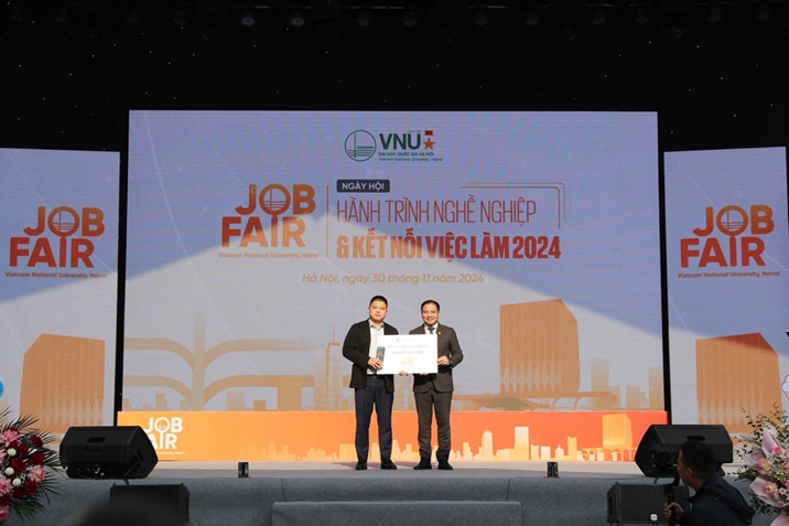 Đại diện Agirbank trao biểu trưng tài trợ "Hành trình nghề nghiệp và Kết nối việc làm của ĐHQGHN"