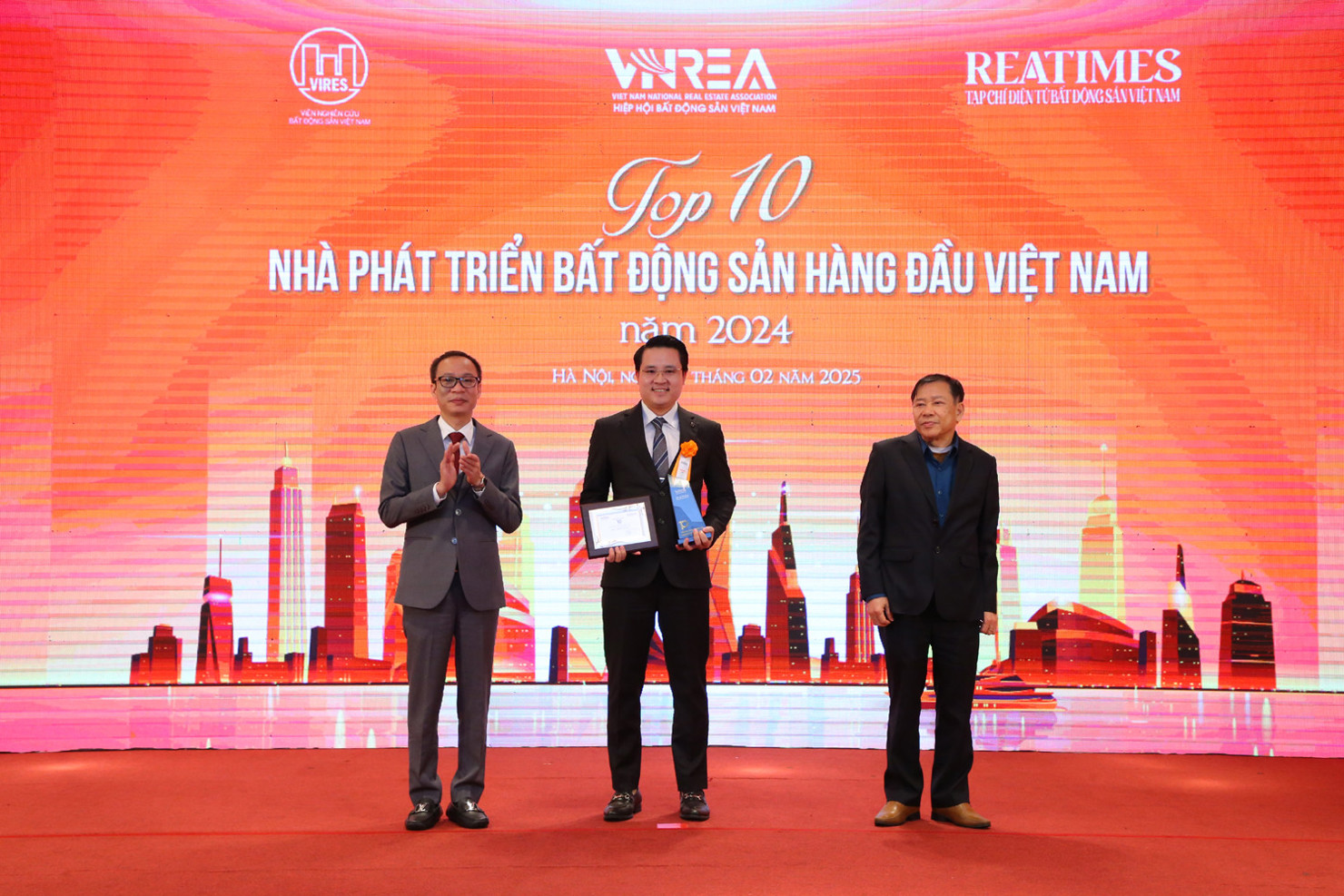 Ông Nguyễn Tuấn Anh – Phó Tổng Giám đốc KN Cam Ranh, đại diện Chủ đầu tư đón nhận vinh danh Top 10 Nhà phát triển bất động sản hàng đầu Việt Nam năm 2024. Ảnh: KN Cam Ranh