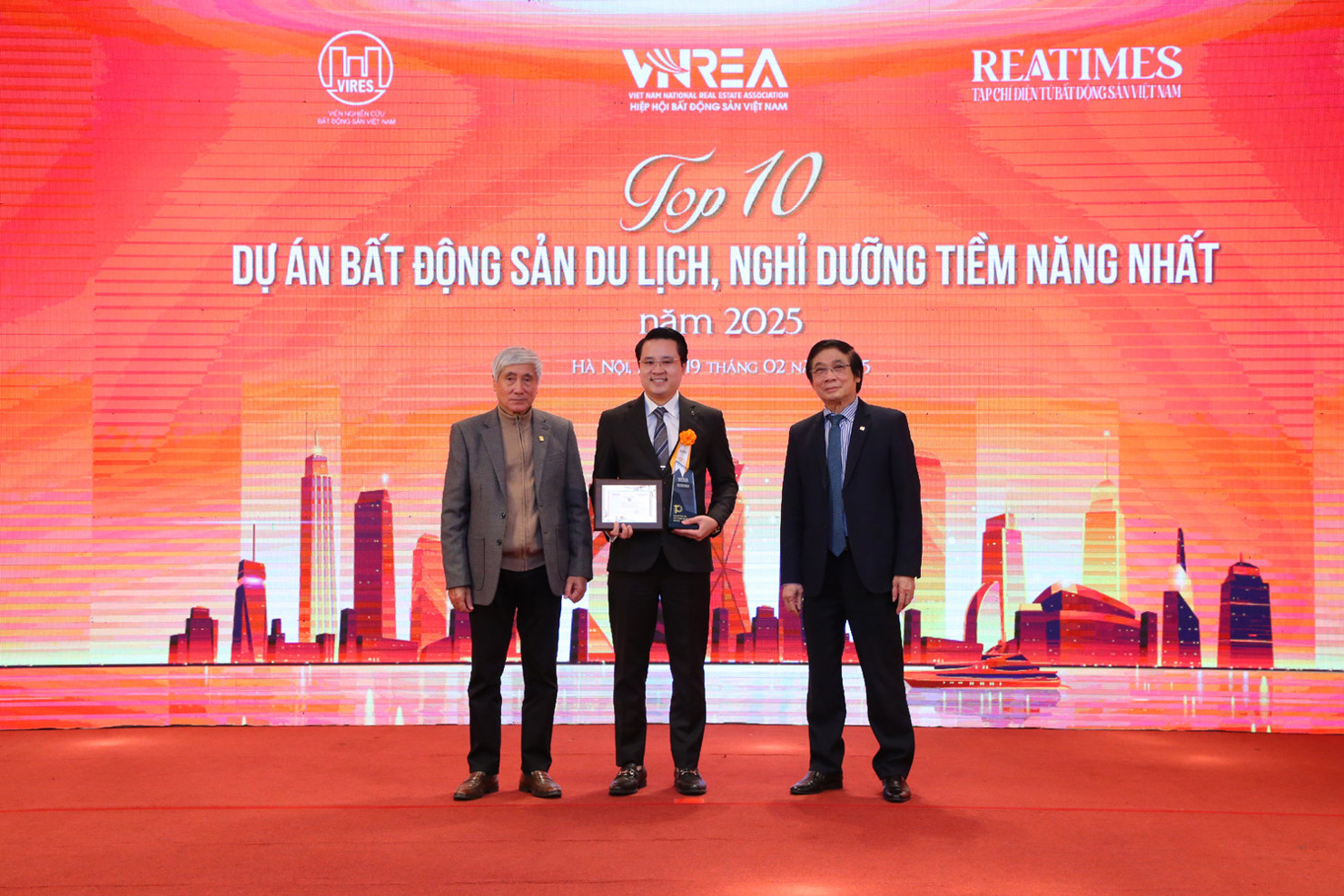 Ông Nguyễn Tuấn Anh – Phó Tổng Giám đốc KN Cam Ranh đón nhận vinh danh Top 10 Dự án bất động sản du lịch, nghỉ dưỡng tiềm năng nhất năm 2025. Ảnh: KN Cam Ranh