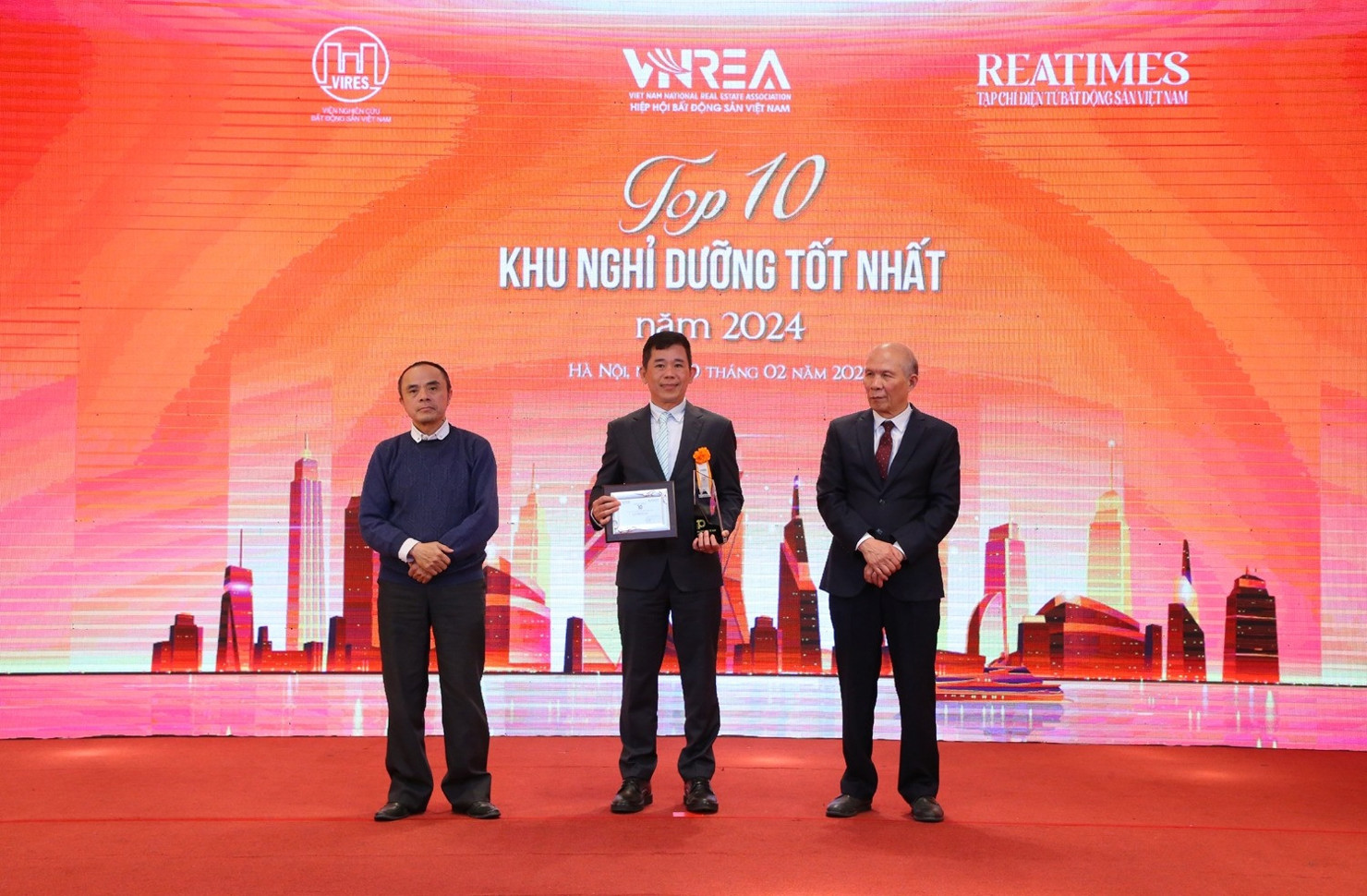 Ông Trần Văn Hùng – Tổng Quản lý Wyndham Grand Cam Ranh đón nhận vinh danh Top 10 khu nghỉ dưỡng tốt nhất năm 2024.