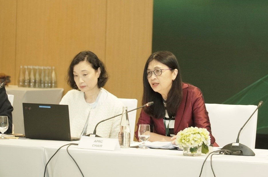 Bà Julia Leung (phải) – Chủ tịch APRC, Tổng giám đốc điều hành SFC Hồng Công phát biểu khai mạc Hội nghị
