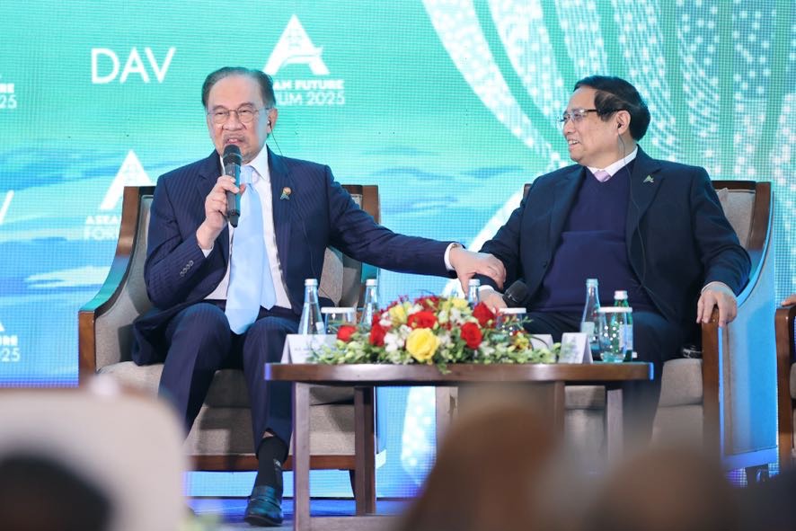 Thủ tướng Malaysia Anwar bin Ibrahim trao đổi tại Diễn đ&agrave;n - Ảnh: VGP/Nhật Bắc