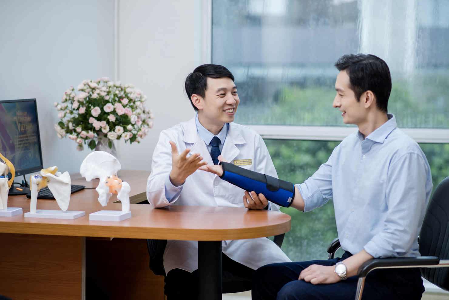 Vinmec luôn nỗ lực không ngừng nghỉ với cam kết mang lại những giá trị tốt đẹp cho cộng đồng, thông qua các chương trình sàng lọc miễn phí, tài trợ chi phí phẫu thuật…Ảnh: VIC